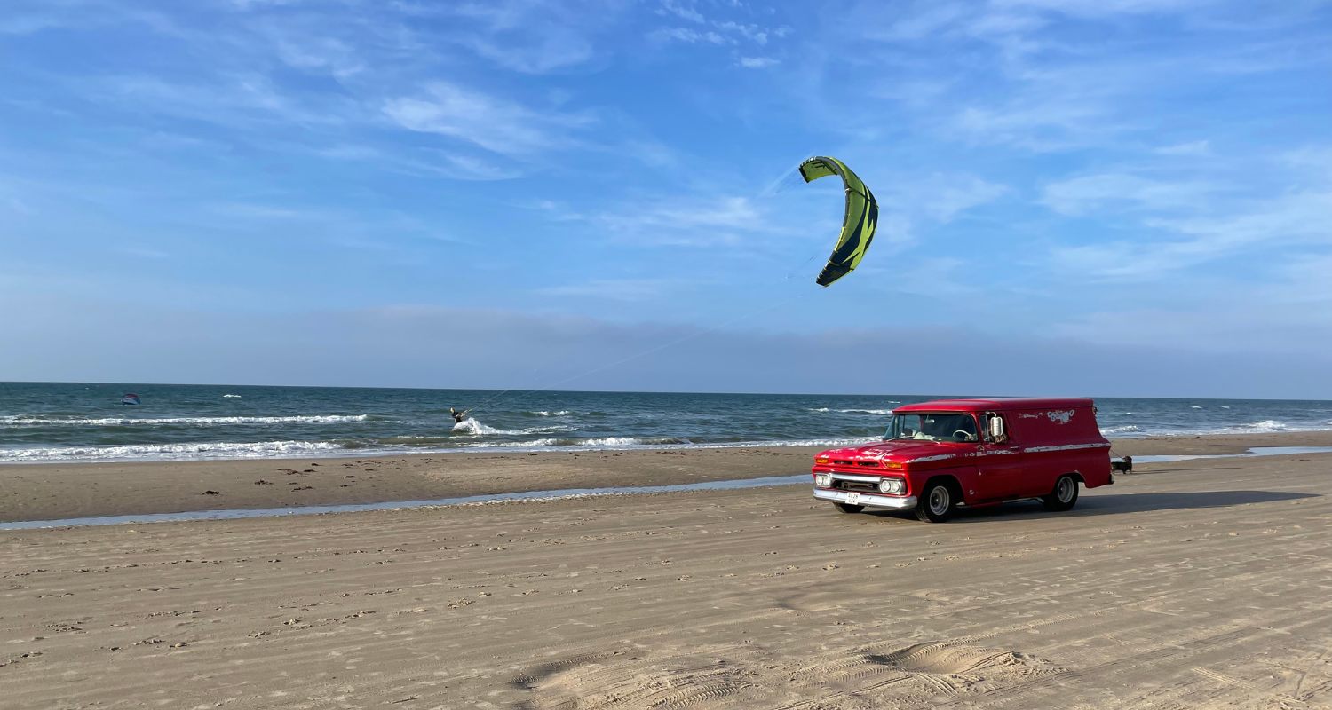 Aufnahme von Kitesurfer am Strand