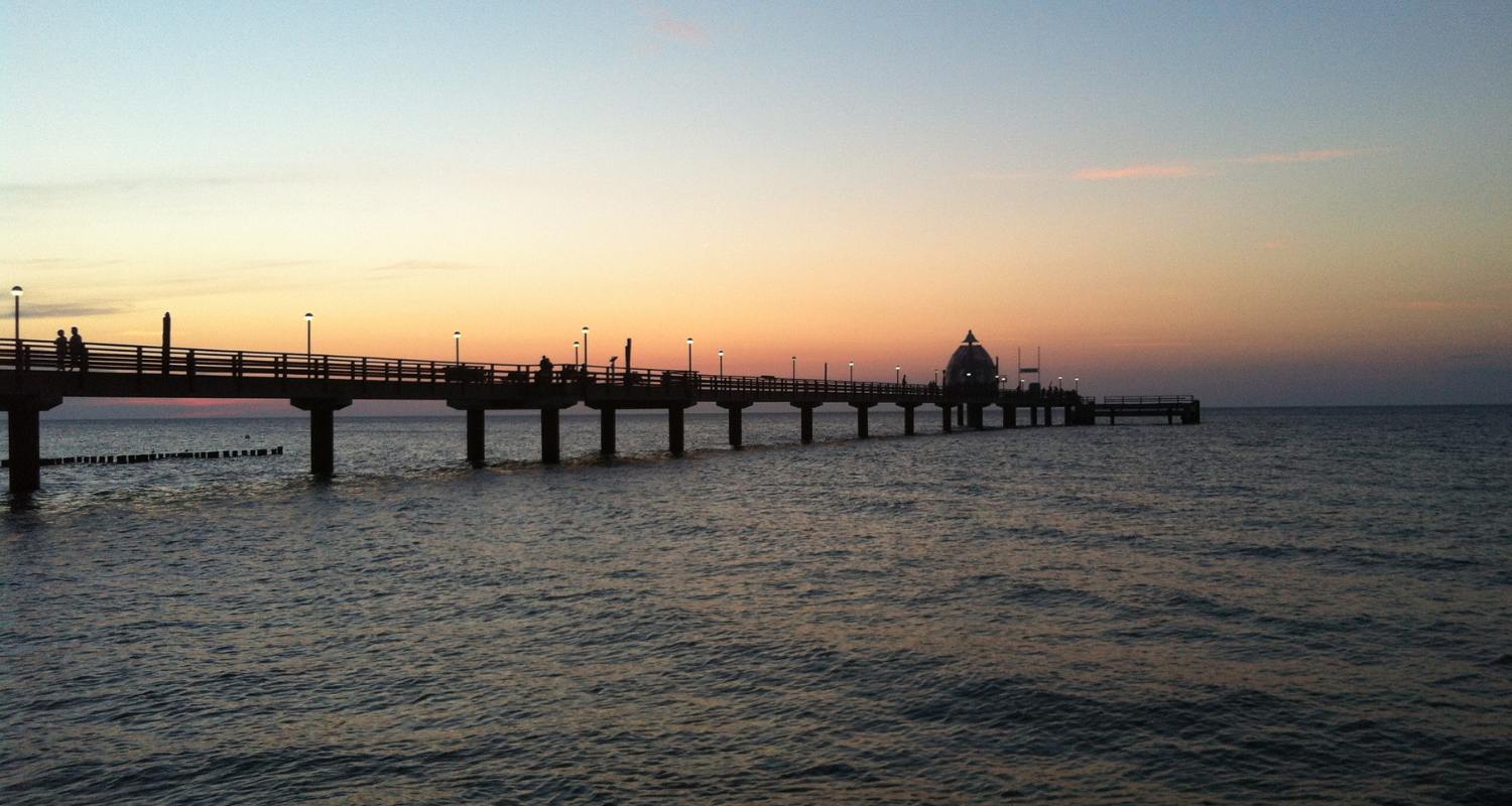Weite Ostseeküste bei Zingst mit Strand, Meer und Natur aus der Vogelperspektive