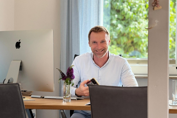 Geschäftsführer Grehn Immobilien am Schriebtisch