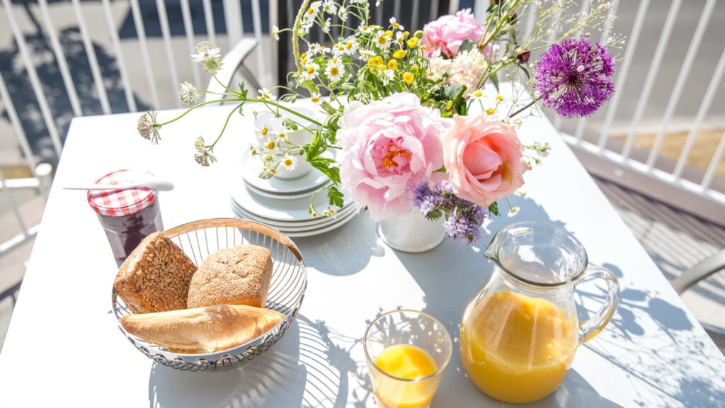 Sonniger Frühstücksplatz in strandnaher Ferienwohnung