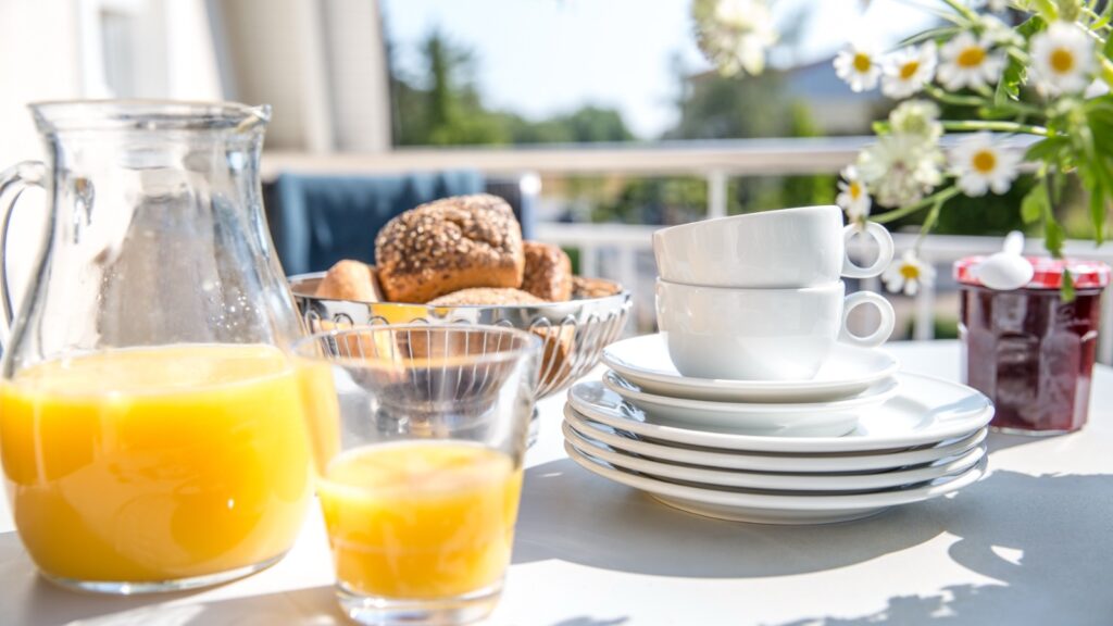 Sonniger Frühstücksplatz in strandnaher Ferienwohnung